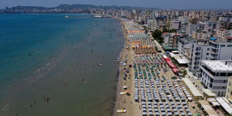 Lajm i keq: Vend kryesor i turistëve drejt Shqipërisë, mbyll kufijtë për një vit