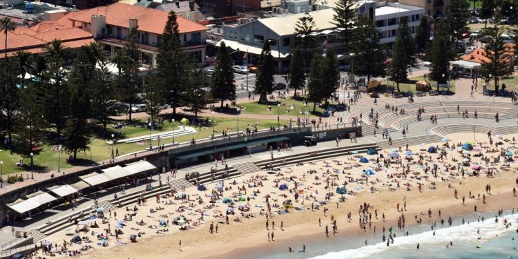 Australianët “thyejnë” karantinën dhe ”lulëzojnë” plazhet