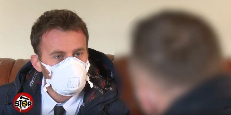 Studenti ekselent përjashtohet nga policia për gjobën e të atit