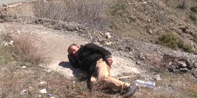 E pabesueshme në kohë izolimi/ Endacaku udhëton nga Tirana drejtim të Dibrës në këmbë për 2 ditë: Nuk më ndali askush në rrugë