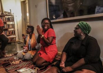 Gratë ganeze i shkruajnë presidentit: Jemi në shtëpi për karantinë  dhe jo për… Jepini fund bllokimit, na mbytën burrat