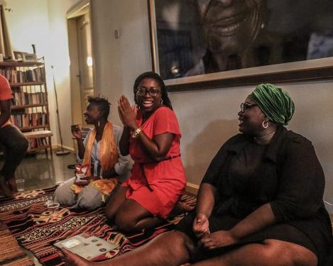 Gratë ganeze i shkruajnë presidentit: Jemi në shtëpi për karantinë  dhe jo për… Jepini fund bllokimit, na mbytën burrat