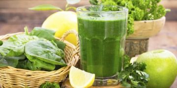 Pija shëruese e tokës: Tre përbërësit magjikë hithra, molla dhe spinaqi