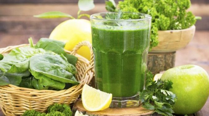 Pija shëruese e tokës: Tre përbërësit magjikë hithra, molla dhe spinaqi