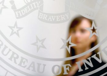 Kura për COVID-19, zyrtarja e lartë e FBI-së jep alarmin: Puna kërkimore është sulmuar nga hakerat, ja kush i mbështet