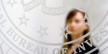 Kura për COVID-19, zyrtarja e lartë e FBI-së jep alarmin: Puna kërkimore është sulmuar nga hakerat, ja kush i mbështet