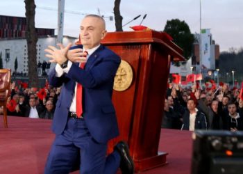 Murrizi shpërthen ndaj Metës: Po tani o spurdhjakët e opozitës, ku e keni “gardianin e Kushtetutës”?!