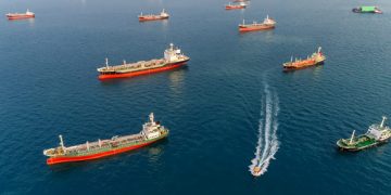 VIDEO/ Pamje të pabesueshme: Supertankerët në det që s’kanë ku e çojnë naftën