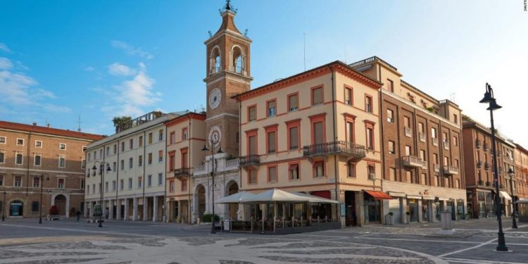 Babai nuk tregoi për lidhjen me një grua pozitive: Infekton djalin e tij 13 vjeçar me koronavirus