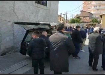 Skandali i Bashkisë Shkodër me varrimin e Gëzim Krujës: Zëvendëson flamurin shqiptar me një mbulesë me mbishkrime arabe