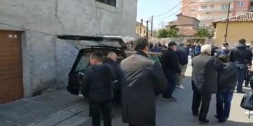 Skandali i Bashkisë Shkodër me varrimin e Gëzim Krujës: Zëvendëson flamurin shqiptar me një mbulesë me mbishkrime arabe