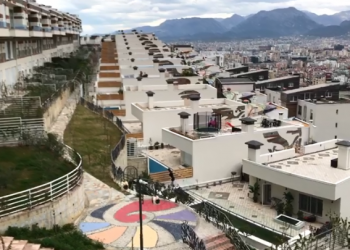 “Sarajet e qurrashëve që erdhën me brekë thesi në Tiranë”! Murrizi poston videon nga vilat në Tiranë: Motra e vëllezër në vjedhje, asnjë biznes legal