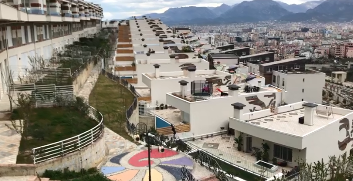 “Sarajet e qurrashëve që erdhën me brekë thesi në Tiranë”! Murrizi poston videon nga vilat në Tiranë: Motra e vëllezër në vjedhje, asnjë biznes legal