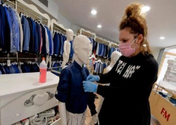 Rregullat e reja për dyqanet e veshjeve: Klienti nuk duhet t’i provojë më rrobat, maskat e dorezat të detyrueshme