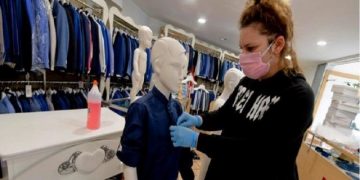 Rregullat e reja për dyqanet e veshjeve: Klienti nuk duhet t’i provojë më rrobat, maskat e dorezat të detyrueshme