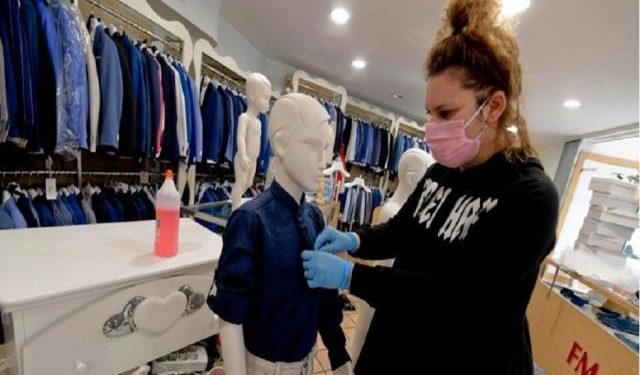 Rregullat e reja për dyqanet e veshjeve: Klienti nuk duhet t’i provojë më rrobat, maskat e dorezat të detyrueshme