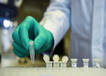 Fake news për “shqiptarët si kavie” dhe e vërteta e Solidarity Trial, ku Shqipëria është një prej 100 shteteve pjesëmarrëse