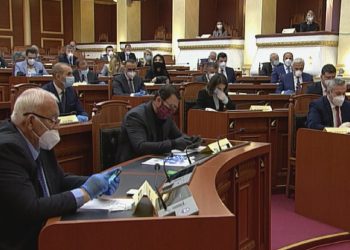 Me maska e doreza të ulur në distancë dhe në lozha… Deputetët nesër në Kuvend