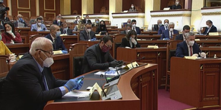Me maska e doreza të ulur në distancë dhe në lozha… Deputetët nesër në Kuvend