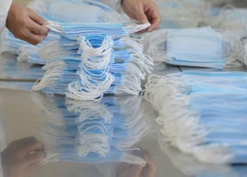 Firma shqiptare që prodhon maska për Mercedes Benz