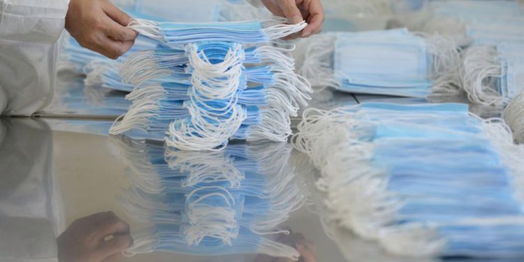 Firma shqiptare që prodhon maska për Mercedes Benz