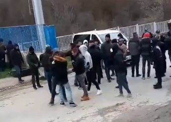 Tensionohet situata në Kapshticë, emigrantët nuk lejojnë kalimin e kamionëve! Rëndohet gjendja e 3 prej tyre! Meta: Shteti të mos i braktisë