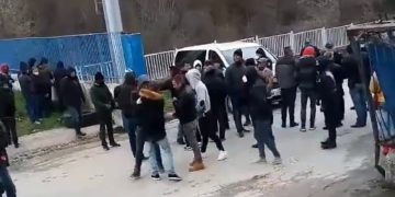 Tensionohet situata në Kapshticë, emigrantët nuk lejojnë kalimin e kamionëve! Rëndohet gjendja e 3 prej tyre! Meta: Shteti të mos i braktisë