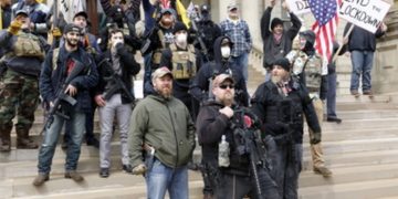 Koronavirusi sjell “mosbindje civile”: Guvernatorët demokratë refuzojnë urdhrin e Trump, militantë  në protesta