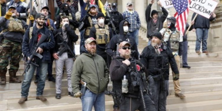 Koronavirusi sjell “mosbindje civile”: Guvernatorët demokratë refuzojnë urdhrin e Trump, militantë në protesta