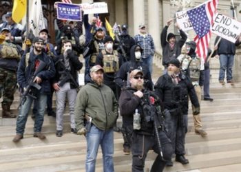 Protestë e armatosur nga përkrahësit e Trump kundër guvernatorit demokrat për karantinën në SHBA