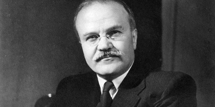 Mbi një vrasës masiv të quajtur Molotov  dhe historinë e gruas së tij Polina