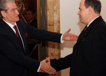 U “lodh” shefi! Kapterr Jari flet në emër të Saliut: Ka shumë vdekje! Rama të korigjojë numrin si Kina Sulmon Europën për racizëm ndaj shqiptarëve