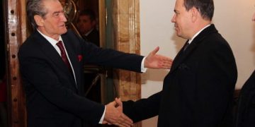 U “lodh” shefi! Kapterr Jari flet në emër të Saliut: Ka shumë vdekje! Rama të korigjojë numrin si Kina Sulmon Europën për racizëm ndaj shqiptarëve