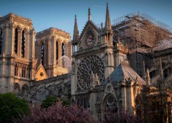 Notre-Dame feston Pashkët/ Kryepeshkopi i Parisit jep shpresë nga katedralia gjysmë e djegur: Jeta vazhdon