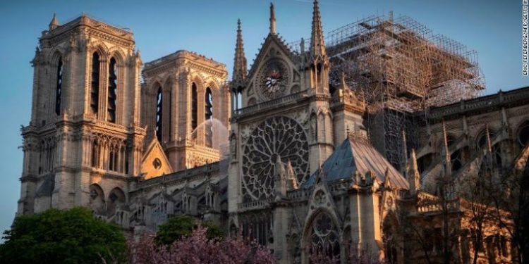 Notre-Dame feston Pashkët/ Kryepeshkopi i Parisit jep shpresë nga katedralia gjysmë e djegur: Jeta vazhdon