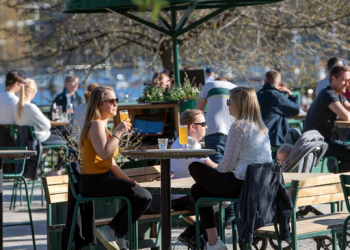 A po shkon Suedia drejt një katastrofe?! Pamje “surreale” nga Stokholmi, parqet dhe restorantet plot me njerëz (Foto)