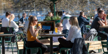 A po shkon Suedia drejt një katastrofe?! Pamje “surreale” nga Stokholmi, parqet dhe restorantet plot me njerëz (Foto)