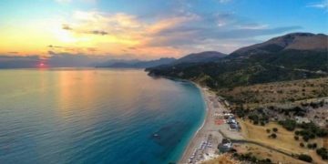 Pushimet këtë vit, vetëm në Shqipëri: Udhëtimet jashtë vendit, vetëm pas 6 muajsh?