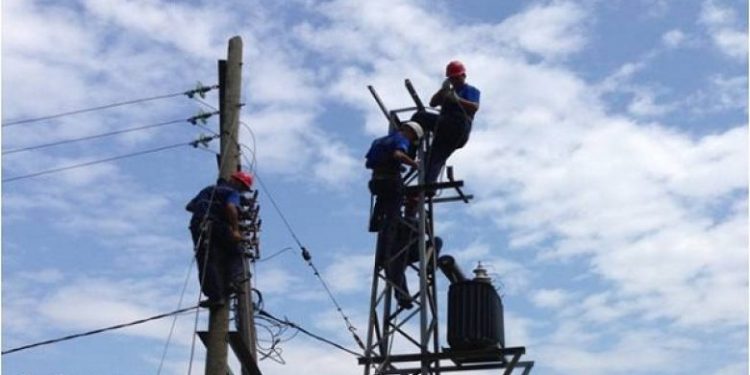 Festë në Tropojë, OSHEE lidh energjinë elektrike pas 30 vitesh në një fshat! Byberi: Ditë e shënuar! (Do përshëndesë Berisha vendlindjen e tij)