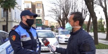 Pas mjekëve dhe infermierëve… uniformat blu, FA dhe gazetarët janë heronjtë që po përballen me koronavirusin