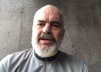 Rama replikon me qytetarin: Do më vlerësosh pas disa viteve për reformën në drejtësi! Mbetjen toksike Sali Berisha, jo vetëm ta rrëzosh por…, i përgjigjet qytetari