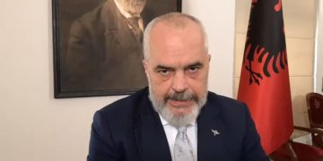 REPLIKAT/ Rama, “sherr” me komentuesit: Edhe pa bukë dhe me Fejsbuk nuk shkon!