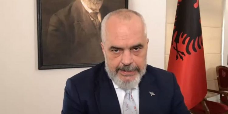 REPLIKAT/ Rama, “sherr” me komentuesit: Edhe pa bukë dhe me Fejsbuk nuk shkon!