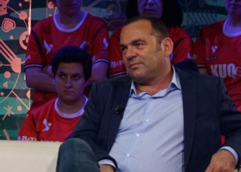 A janë të vërteta akuzat e turpshme apo e ka lënë sëmundja me pasoja?!  Ish-futbollisti dhe zyrtari i FSHF-së i’a hedh koronavirusit dhe sulmon spitalin: S’kisha për të ngrënë, ishim të uritur gjithë kohën