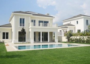 Lagjja e të pasurve në Tiranë, që ka lënë pa punë gratë e fshatit