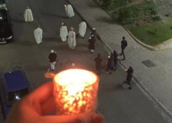 Gjesti i veçantë i Dom Gjergj Metës në Rrëshen: 40 minuta marshim në rrugët e qytetit, besimtarët dalin në ballkone me qirinj në duar