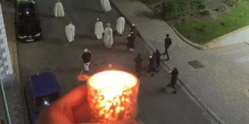 Gjesti i veçantë i Dom Gjergj Metës në Rrëshen: 40 minuta marshim në rrugët e qytetit, besimtarët dalin në ballkone me qirinj në duar