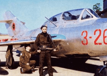 VIDEO/ Dy aviatorët shqiptarë që refuzuan urdhërin e Berishës për të bombarduar Vlorën, arratisja në Itali