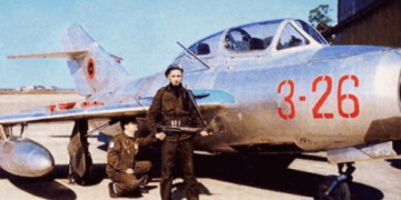 VIDEO/ Dy aviatorët shqiptarë që refuzuan urdhërin e Berishës për të bombarduar Vlorën, arratisja në Itali