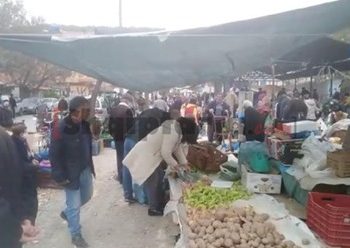 Pa distancë, as maska e doreza! Situatë kaotike në tregun e Lushnjes